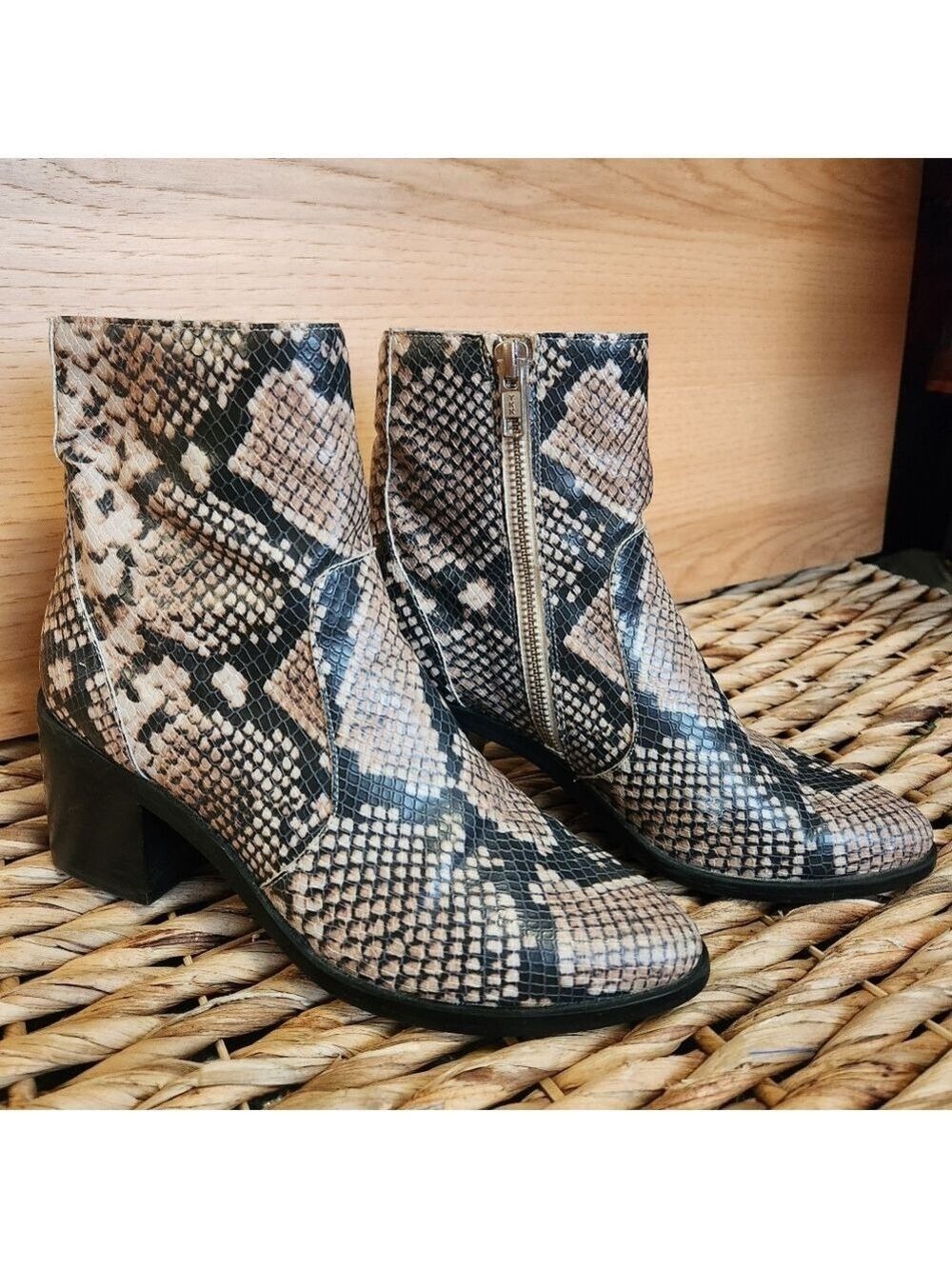 NORDSTROM TREASURE AND BOND FERN FAUX LEATHER SNAKESKIN BOOTS SIZE 6 LIKE NEW